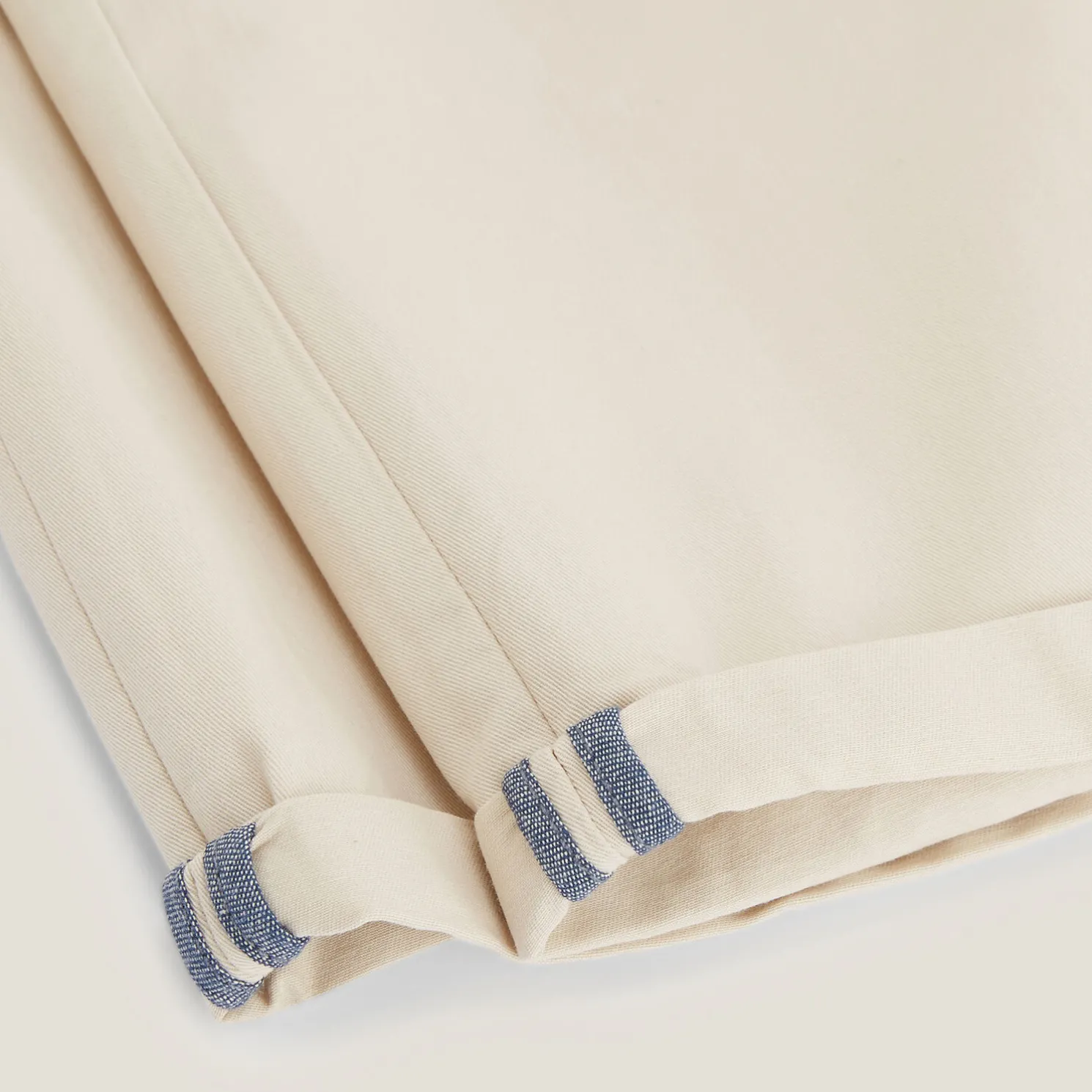 Chinobermuda met elastische taille