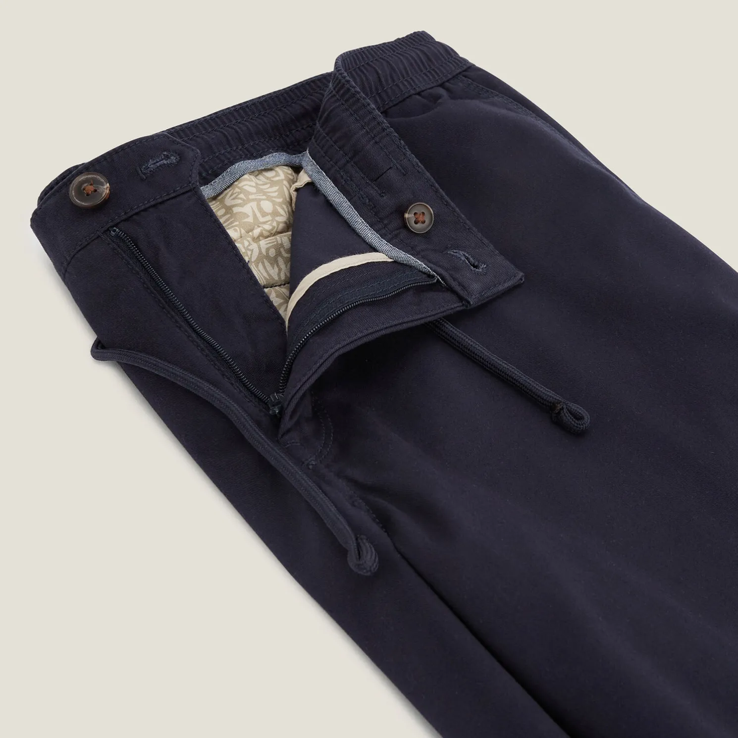 Chinobermuda met elastische taille