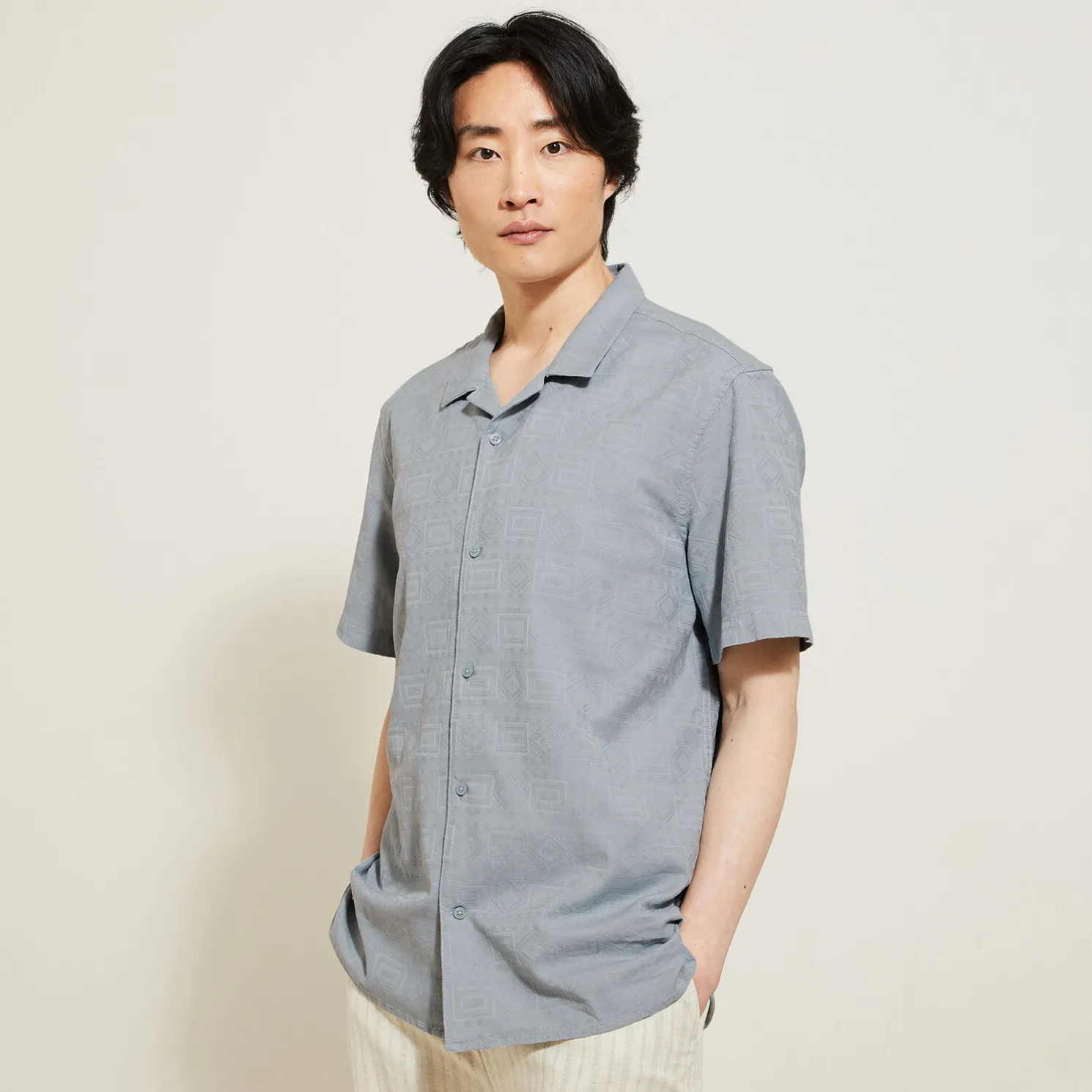 Regular, katoenen hemdje met geborduurd motief