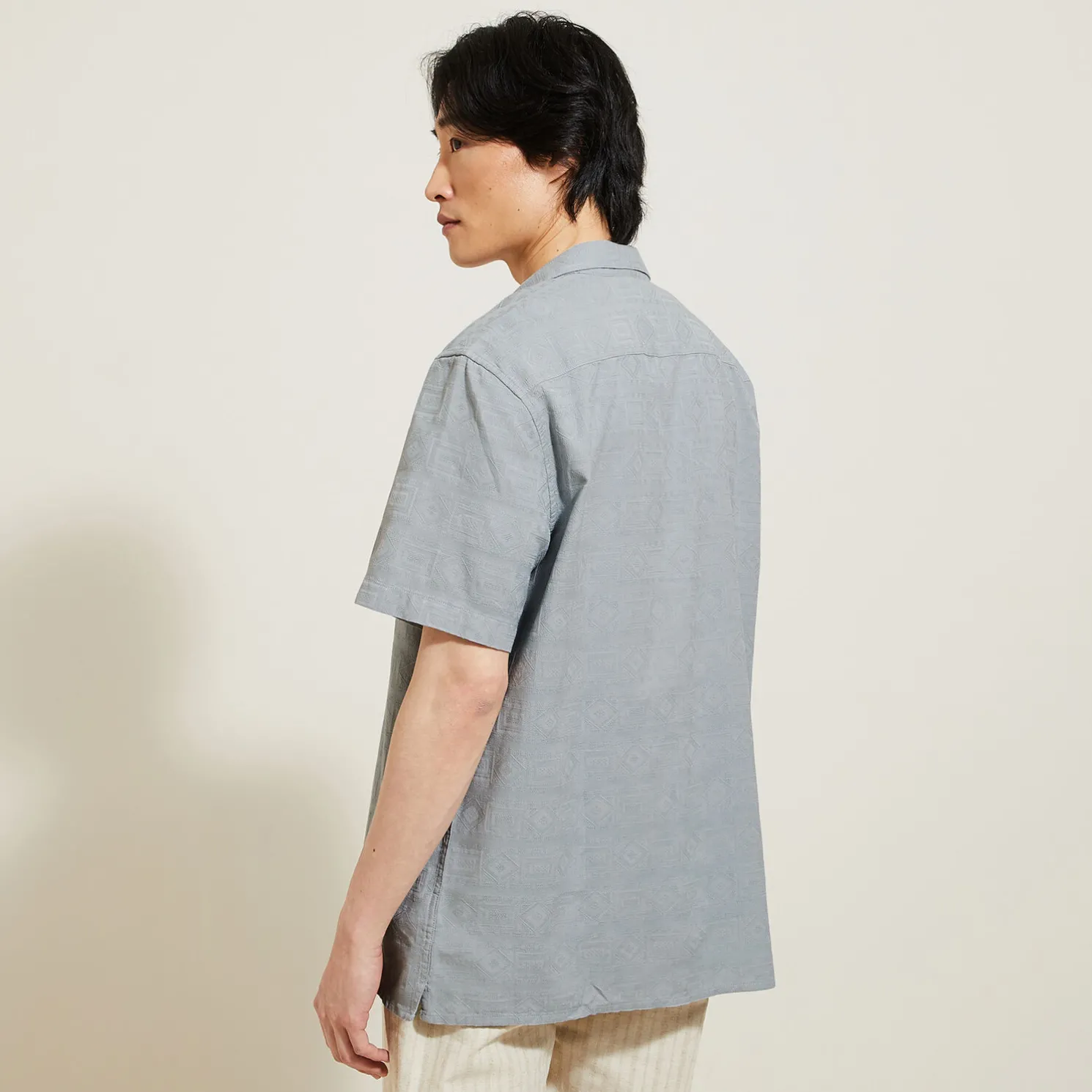 Regular, katoenen hemdje met geborduurd motief