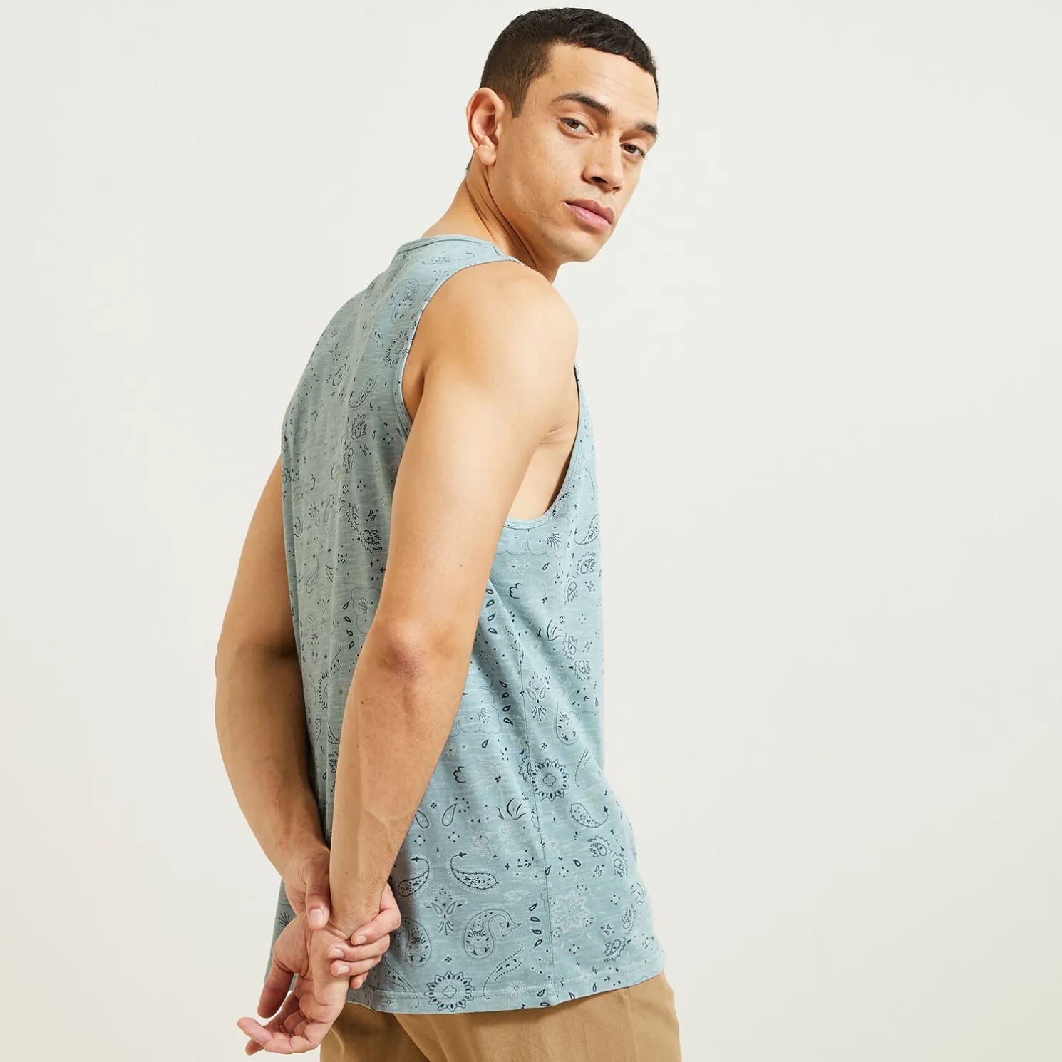 tRegular mouwloos hemdje met print