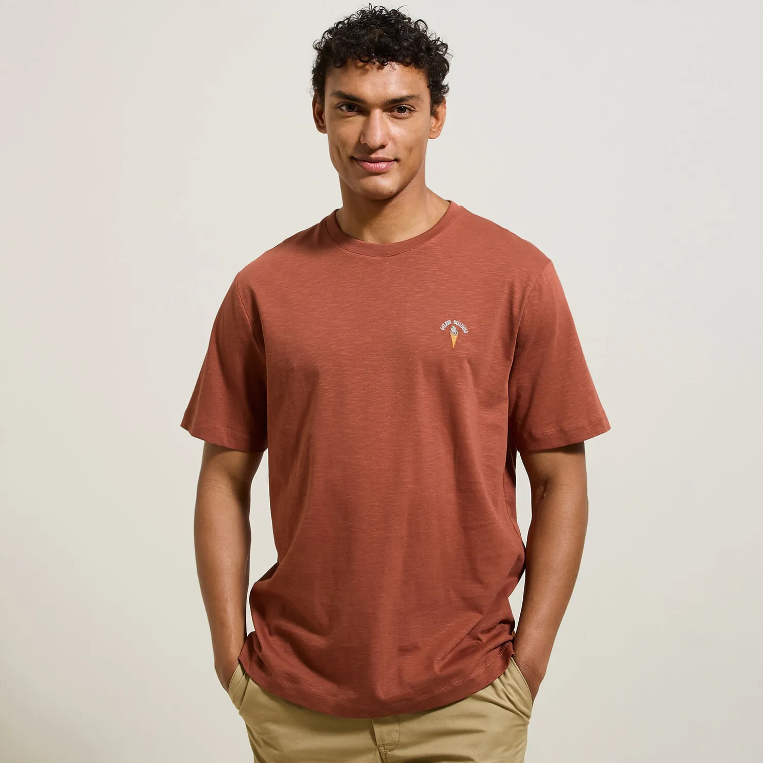 T-shirt in gevlamde stof met borduursel op de bors