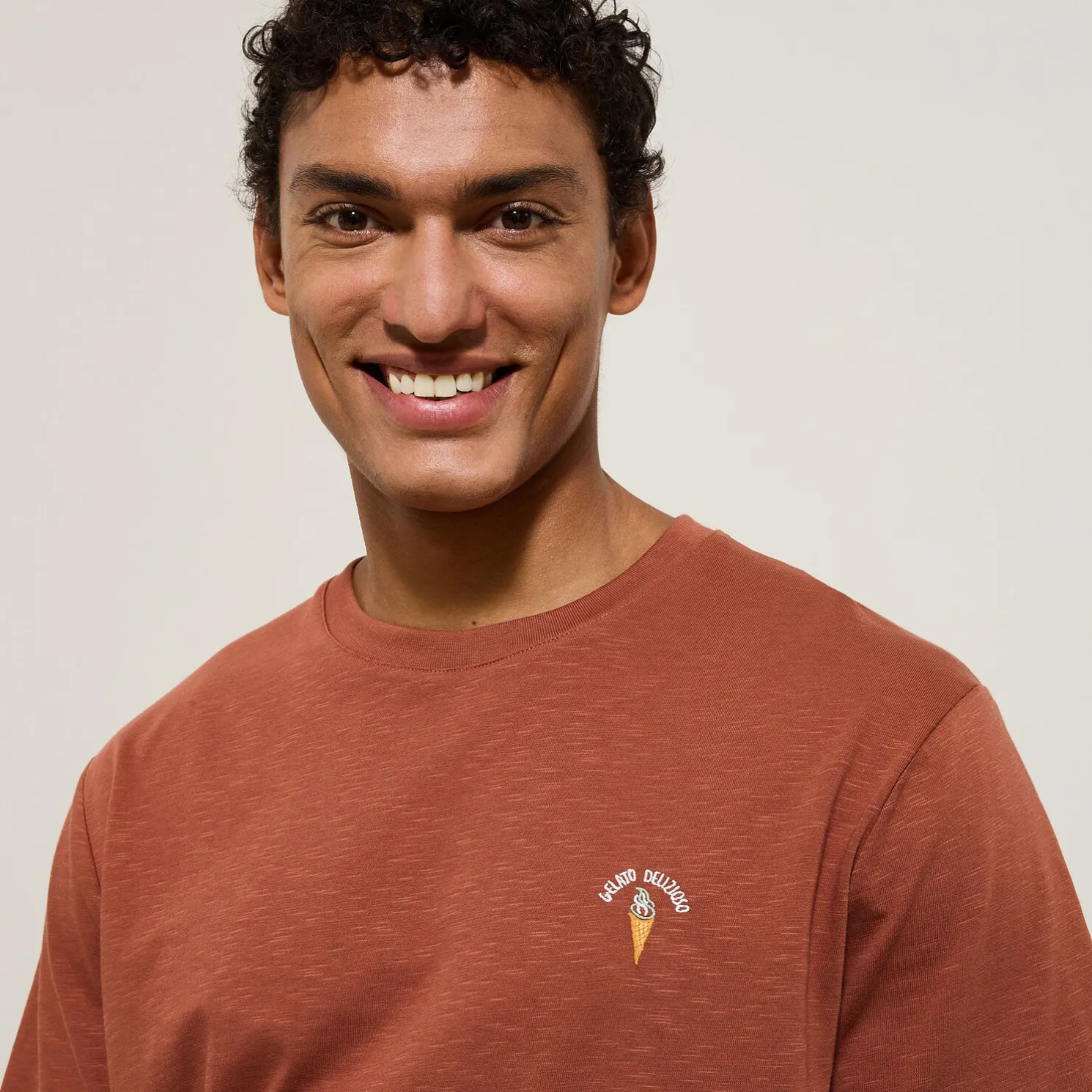 T-shirt in gevlamde stof met borduursel op de bors