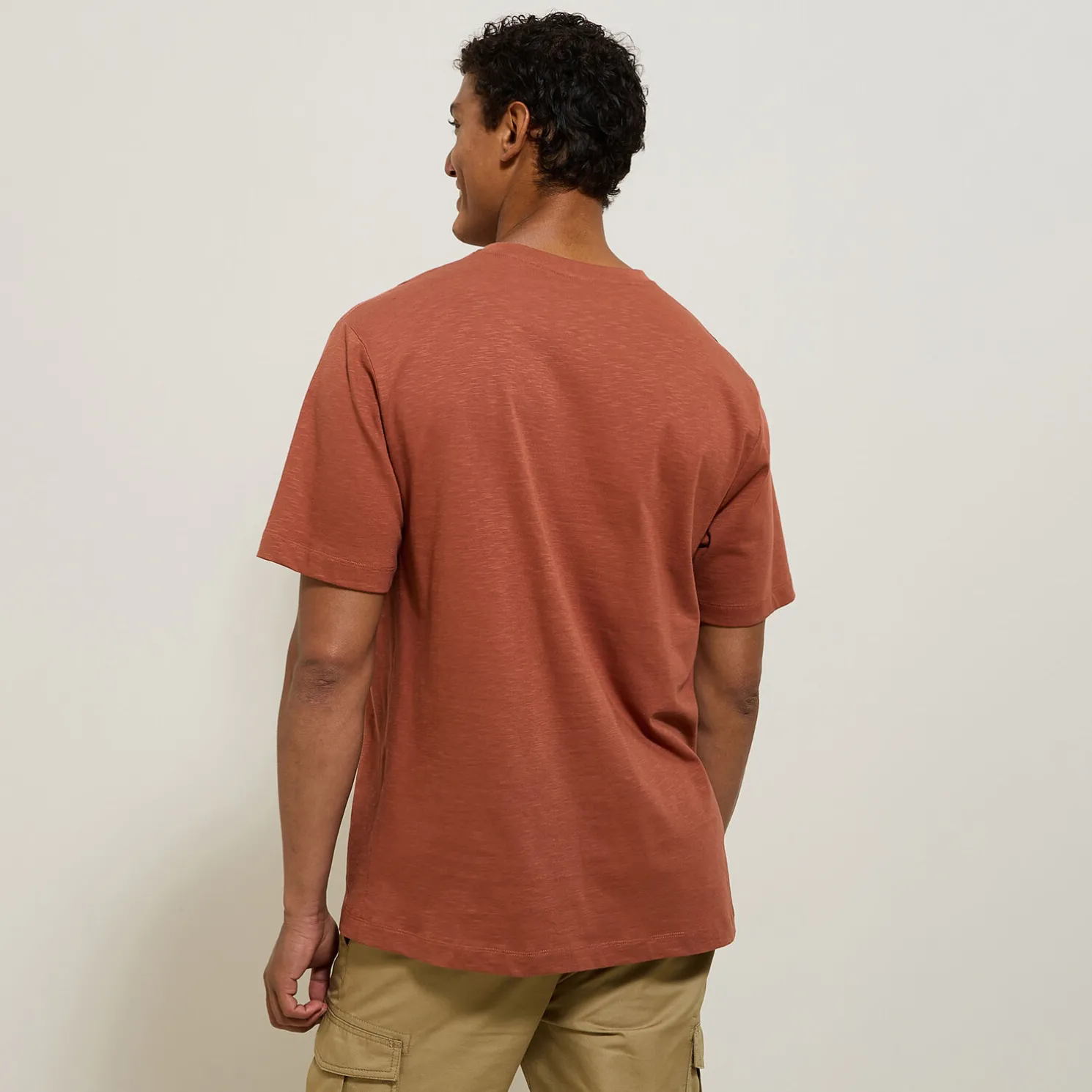 T-shirt in gevlamde stof met borduursel op de bors