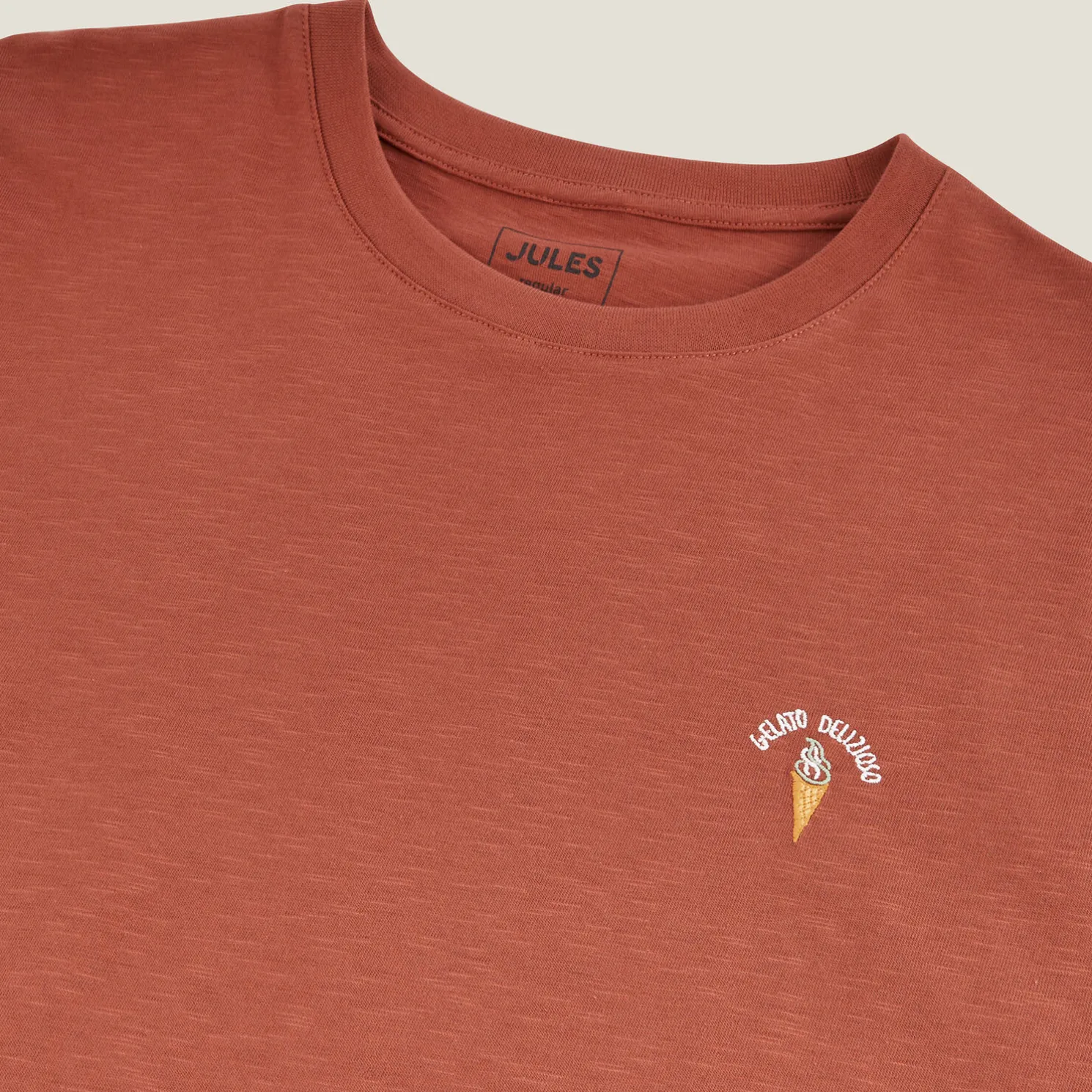 T-shirt in gevlamde stof met borduursel op de bors