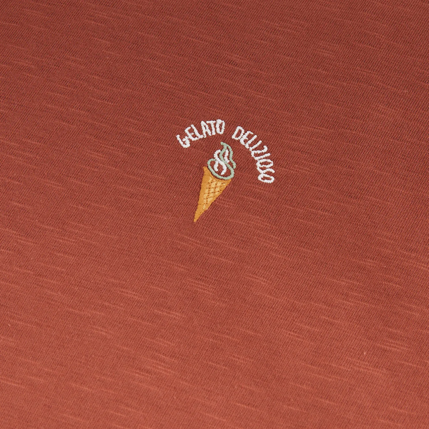 T-shirt in gevlamde stof met borduursel op de bors