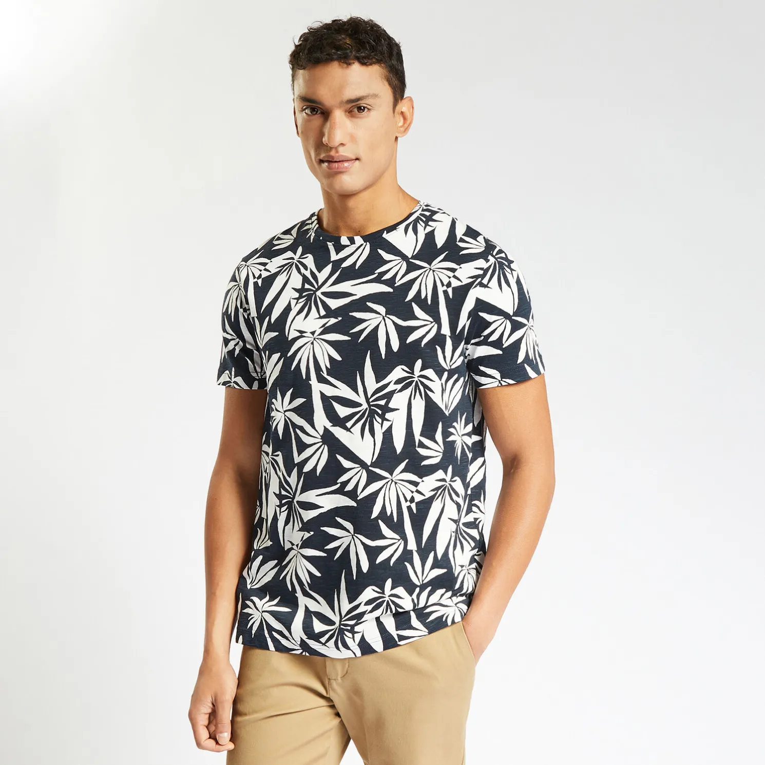 T-shirt met bladprintn