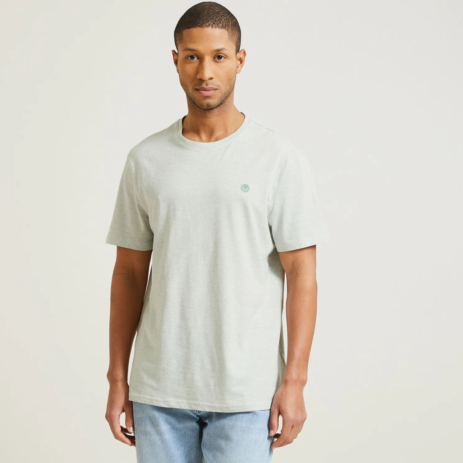 T-shirt met microstrepen en borduursel op de borst