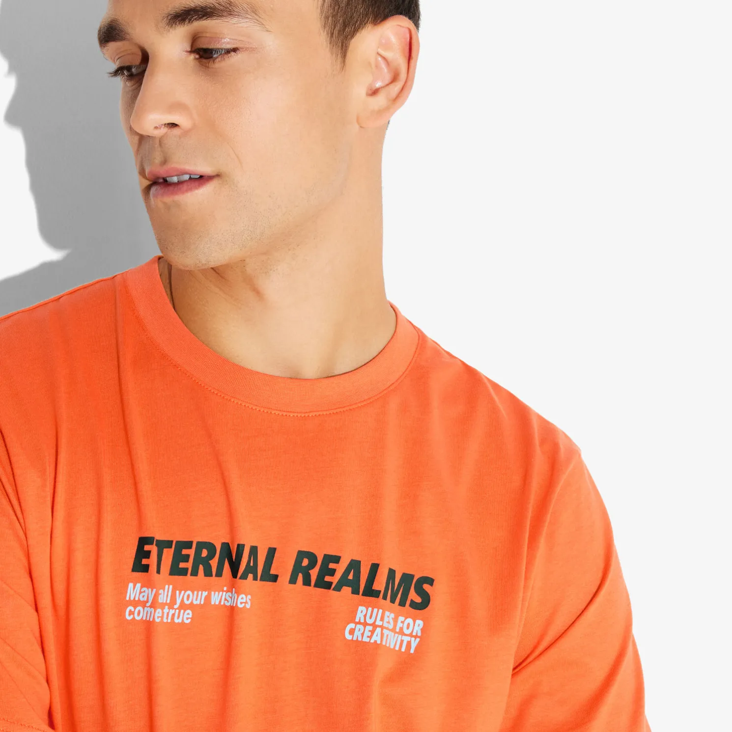 T-shirt met ronde hals en willekeurige print