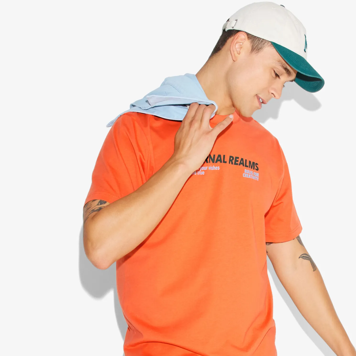 T-shirt met ronde hals en willekeurige print